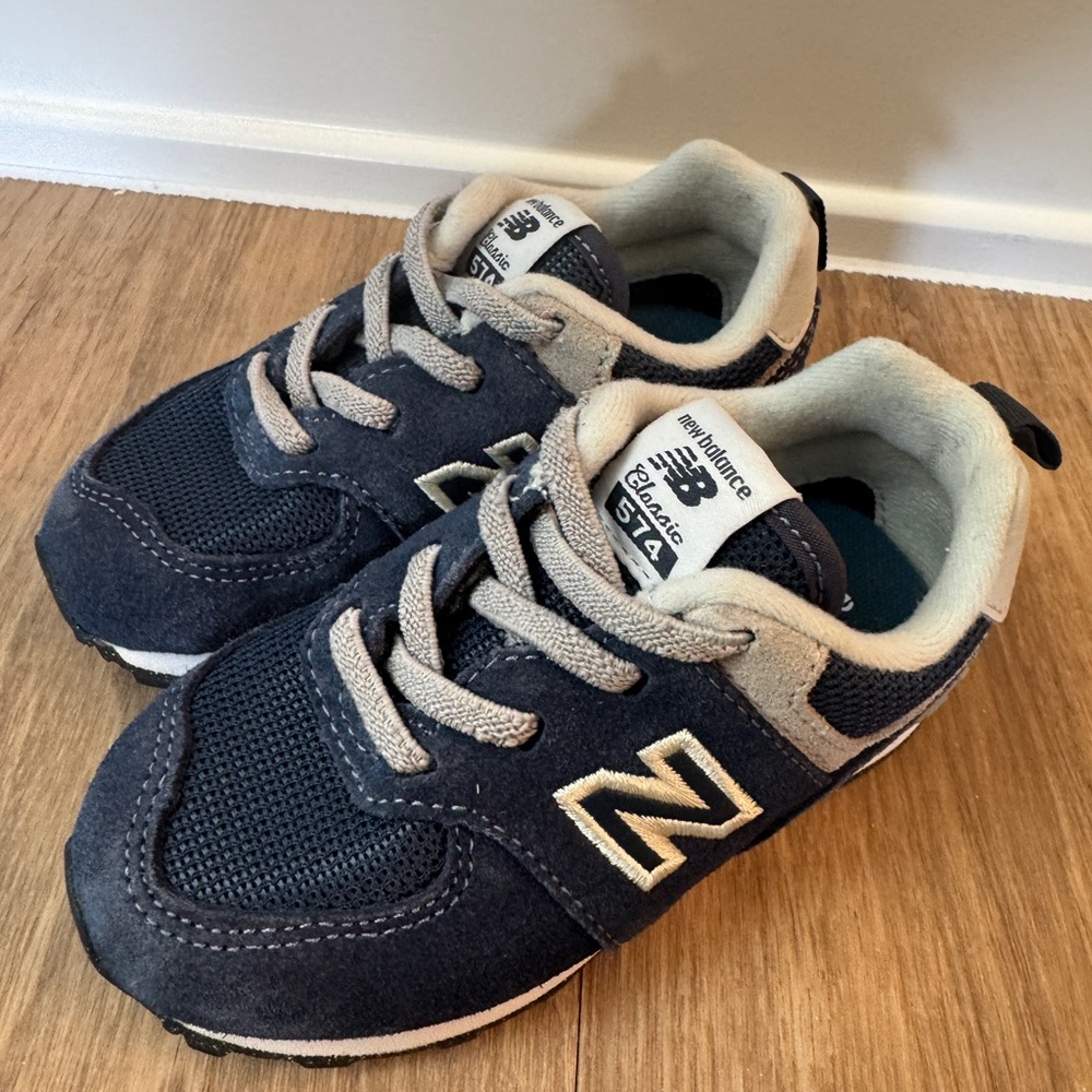 New Balance Toddler shoes size 7 navy blue
